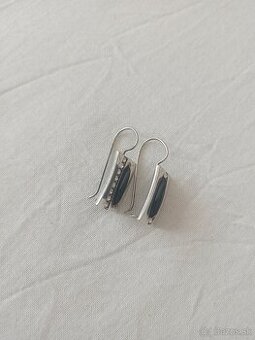 Strieborné náušnice s onyxom