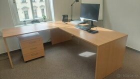 Kancelársky stôl a kontajner