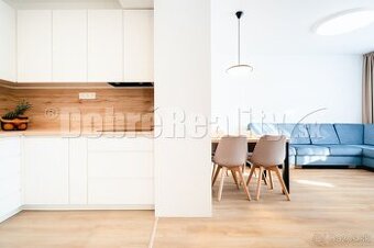 PREDAJ: Nadštandardný 4 izbový byt s balkónom v exkluzívnej 
