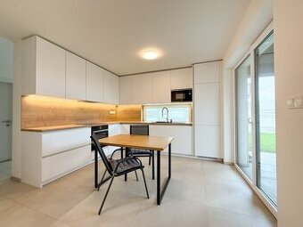 Krásny zariadený klimatizovaný 3 izbový byt 84 m2 Topoľnica