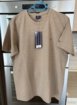 Tommy Hilfiger pánske tričko veľkosť XL