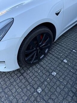 Tesla model 3 perf. 20 palcove original kolesa s TPMS a pneu