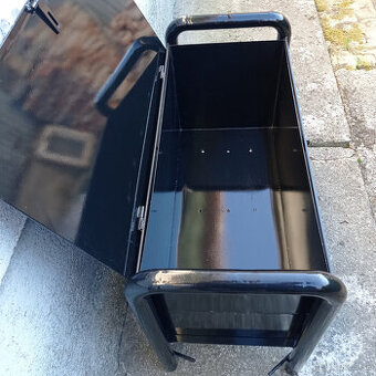 Box na cintorín alebo záhradku.