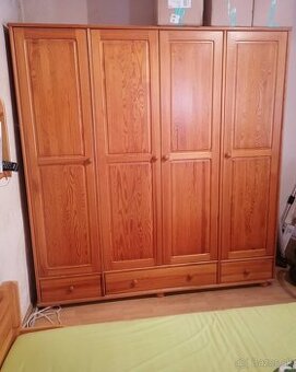 Drevená (masívna) šatníková skriňa