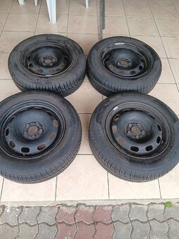 4x plechove cierne disky s 15 pneumatikami