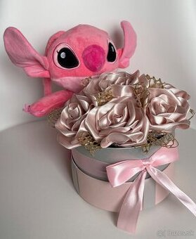 Saténová ružová kytica s plyšákom