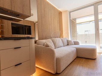 Laira rozkladací gauč