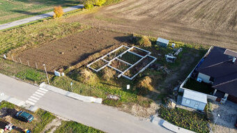 Na predaj stavebný pozemok so základovou doskou v Dolnom Vin