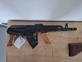 Znehodnotěný samopal AMD 65/5