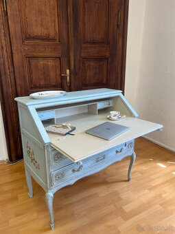 Drevená písacia komoda vo francúzskom štýle