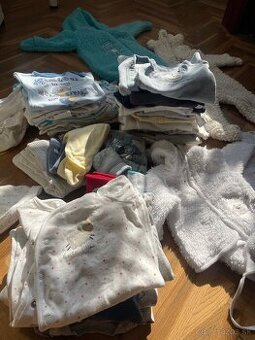 Darujem balik oblečenia pre novorodenca