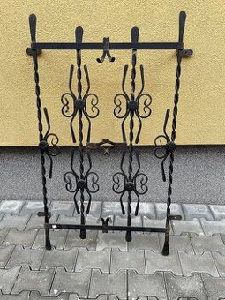 Mreza na okno s okrasnym kovanim