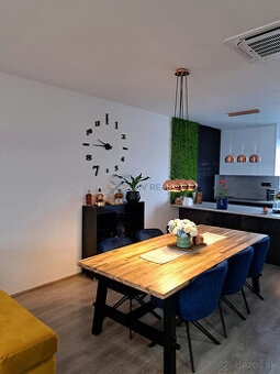 Štýlový rod. dom s bazénom a rozľahlým pozemkom 35 km od BA