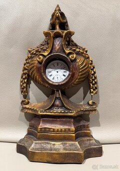 Drevený stojanček na vreckové hodinky