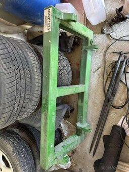 Čelný nakladač John Deere