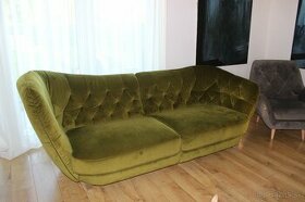 Zelený zamatový gauč