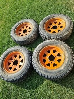 Predam na suzuki samurai otocne disky r15 plus A/T gumy