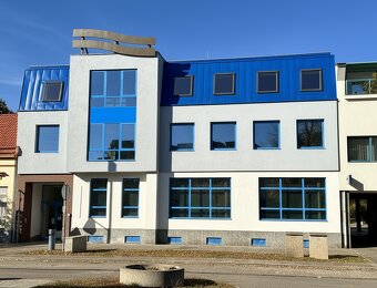 Predaj administratívna budova 1200 m²,s pozemkom na výstavbu