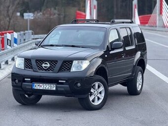 Nissan Pathfinder navi ,4x4, tažné cierny strop , carplay