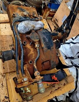 PREDAM DVOJPIESTOVU HYDRAULIKU NA TRAKTOR ZETOR 6340,7340