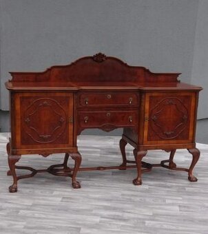 Komoda starožitná vyrezávaná .