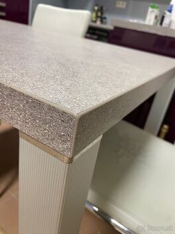 Elegantný a mimoriadne pevný kuchynský stôl