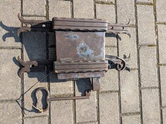 Starožitný kovaný zámok na veľké dvere alebo bránu