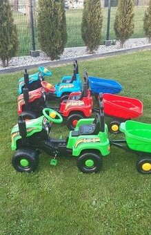 Velký XXL traktor s vlečkou