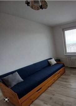 Posteľ aj s matracom a vankúšmi
