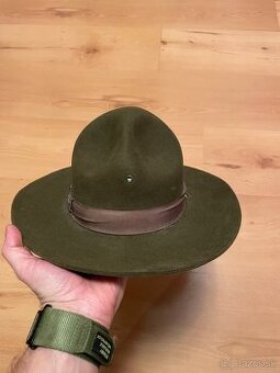 Vojensky klobuk US Marines US army Drill Instructor