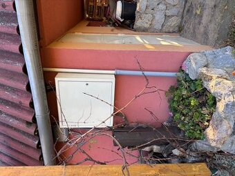 Stavebný pozemok s malou chatkou