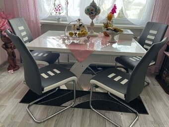 Predám jedálensky skladaci stol so stolickamy