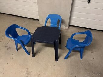 Detsky plastovy stol a stolicky