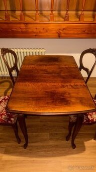 Rustikálny rozťahovací stôl so stoličkami