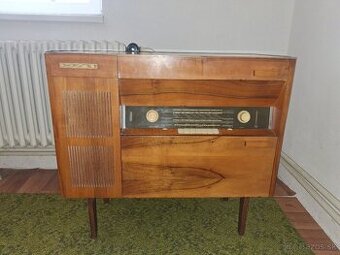 Skrinka s rádiom a gramofonom