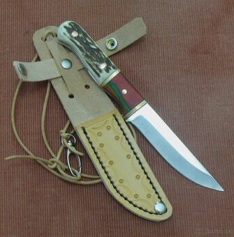 Lovecký nôž na krk