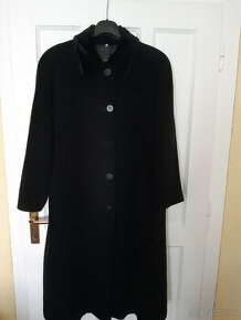 Dámsky  čierny flaušový kabát č.52