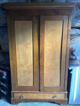 Predám starožitnú skriňu