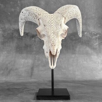 Vyrezávaná lebka barana na kovovom stojane - motív Infinity