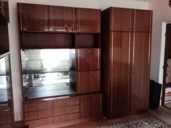 Darujem obývaciu stenu