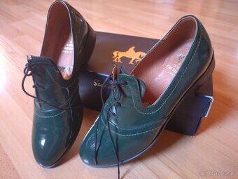 Štýlové dámske poltopánky z lakovanej kože Londýn