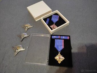 3 odznaky Padakovi specialisti a 2 odznaky za vernosť