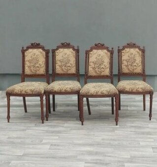 Set starožitných stoličiek z masívneho dreva a gobelínu .