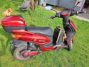 Elektrický skuter z dvoma batériami.