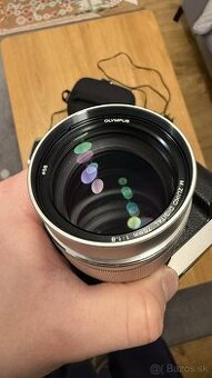 Objektív Olympus 75mm f/1.8 - striebornej farby