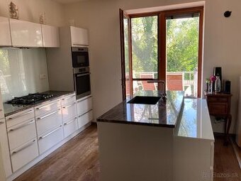 Moderná kuchyňa s ostrovom pravá žula