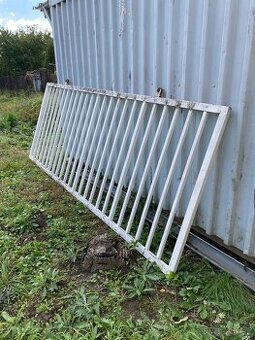 Predam posuvnu branu poctive železo rozmer 380 x 140 cm. -