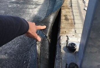 Spoľahlivá detekcia netesnosti strechy iskrovou skúškou