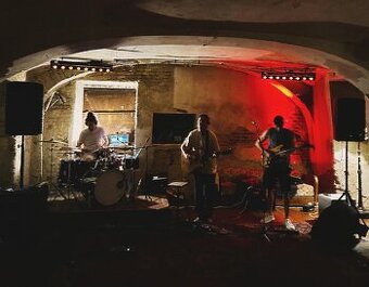 Alternatívno-rocková kapela hľadá basáka