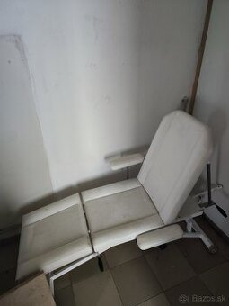 Darujem kozmetické kreslo a skriňu